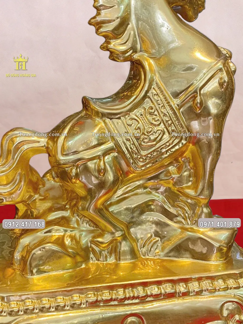 Toàn bộ bề mặt được dát vàng 24K sang trọng